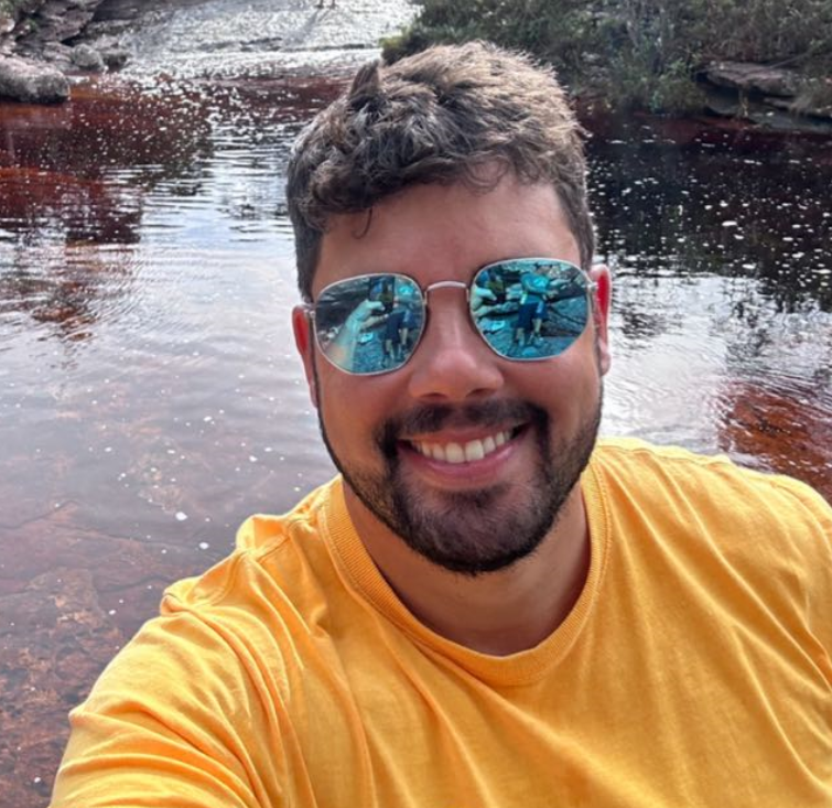 <a href="https://vemprabahia.com.br/" target="_blank" title="Vem Pra Bahia">Rafael Senna</a>