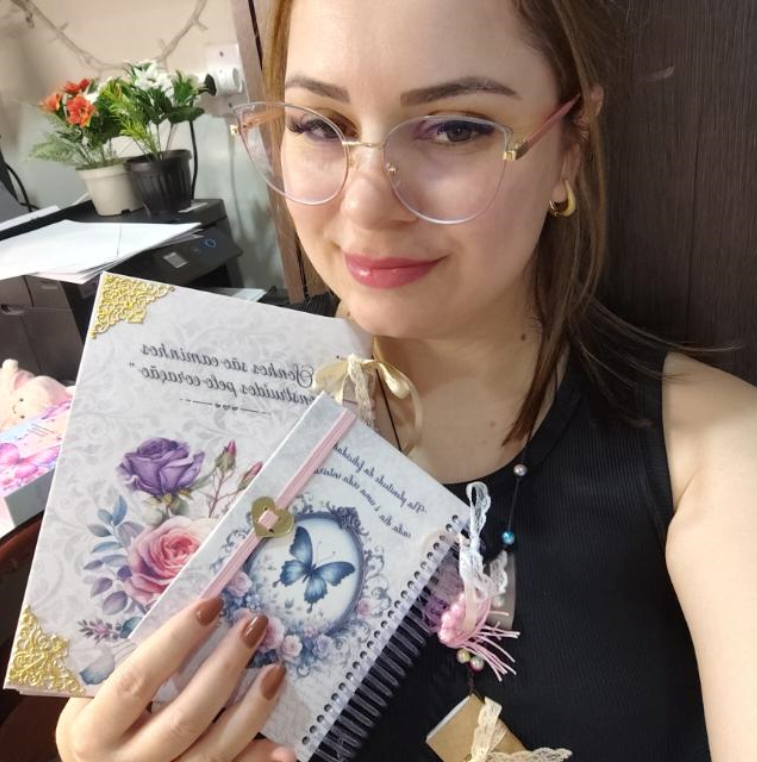 <a target="_blank" href="https://papelariafifi.com.br/" title="Fifi Papelaria">Taira Rafaela</a>